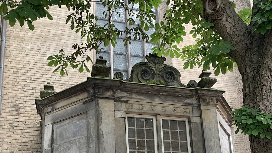 Achter ingang Grote Michaëls kerk