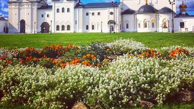 Hidden in the West of Siberia is its former capital, the small city of Tobolsk. Although you can see all the attractions in half a day, this beautiful Kremlin alone is worth the visit. 