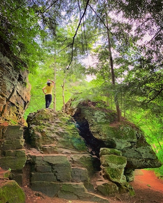 Grand Ledge Trail. Beautiful rocks formations. Nice park with nice short trail. I recommend people to visit in the summer.
