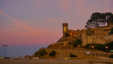 Tossa de Mar is in Costa Brava, Gerona, In the Catalonian shore. Is a beautiful location that not only has the most amazing coves, but great medieval stone town with its castel crowning the skies.