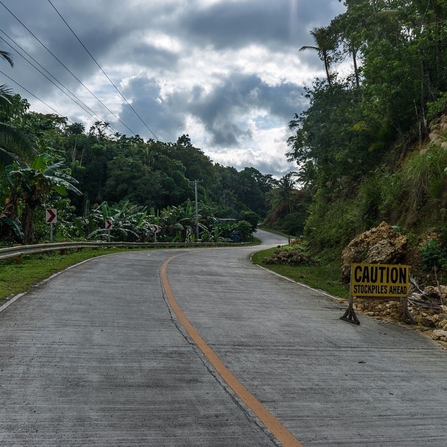 Do you ever want to just walk alone on a road like this, where you can't stop walking around the next corner because you then think you'll miss out on something really beautiful? We do. And we did. We ended up walking a few km until we had to turn around before it was getting dark😊 #travel #naturelovers #bohol #travelphotography #offthebeatenpath #happylife #twohobos #travel #philippines #wanderlust #wonderful_places #igtravel #TroveOn