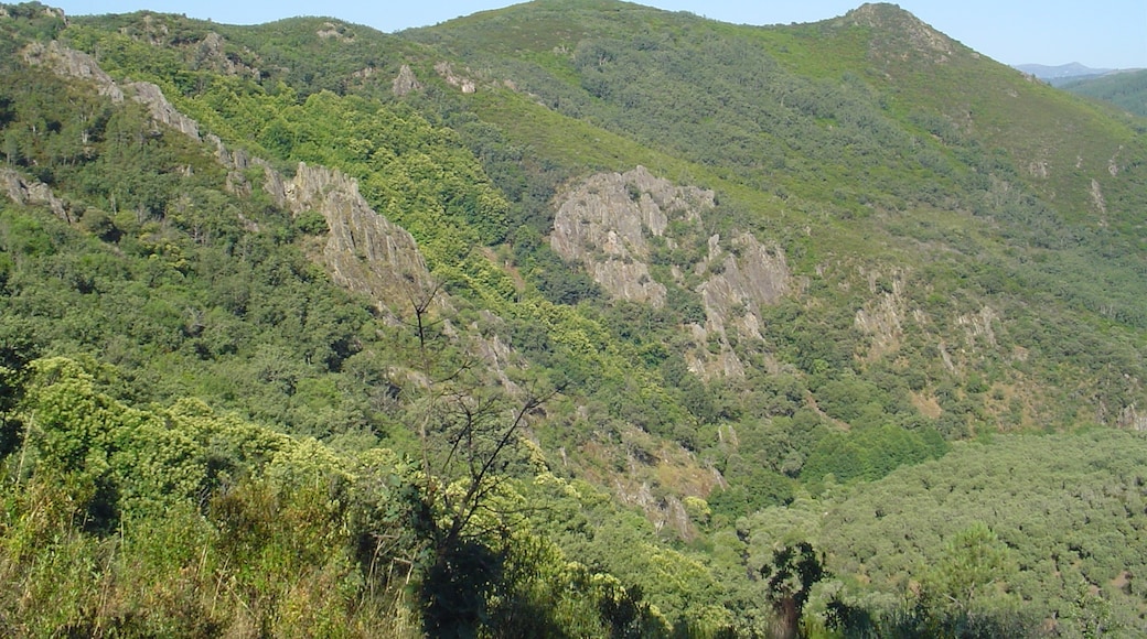 Bildet «San Esteban de la Sierra» tatt av pacorro39 (CC BY-SA) / originalbilde beskjært