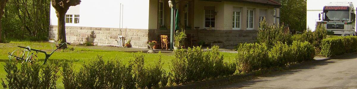 Photo "Trubenhausen - ehem. Bahnhof" by Kenan3 (Creative Commons Attribution 3.0) / Cropped from original