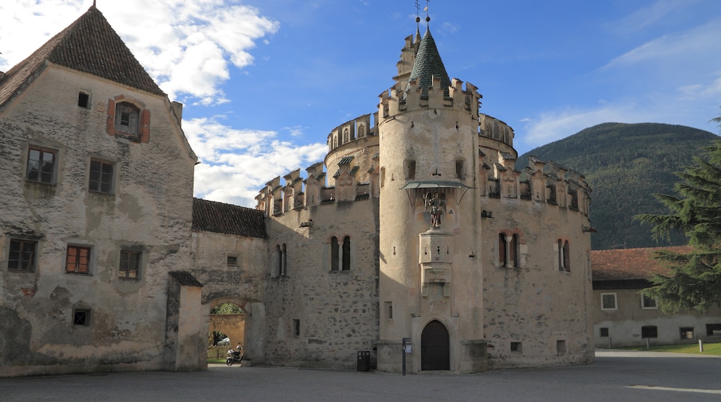 Foto „Kloster Neustift“ von Schorle (CC BY-SA)/zugeschnittenes Original