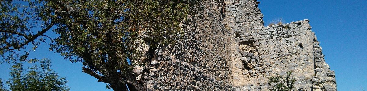 Photo "Ruines du château de Calamès (Bédeilhac-et-Aynat, Ariège)." by FredB (Creative Commons Attribution-Share Alike 3.0) / Cropped from original