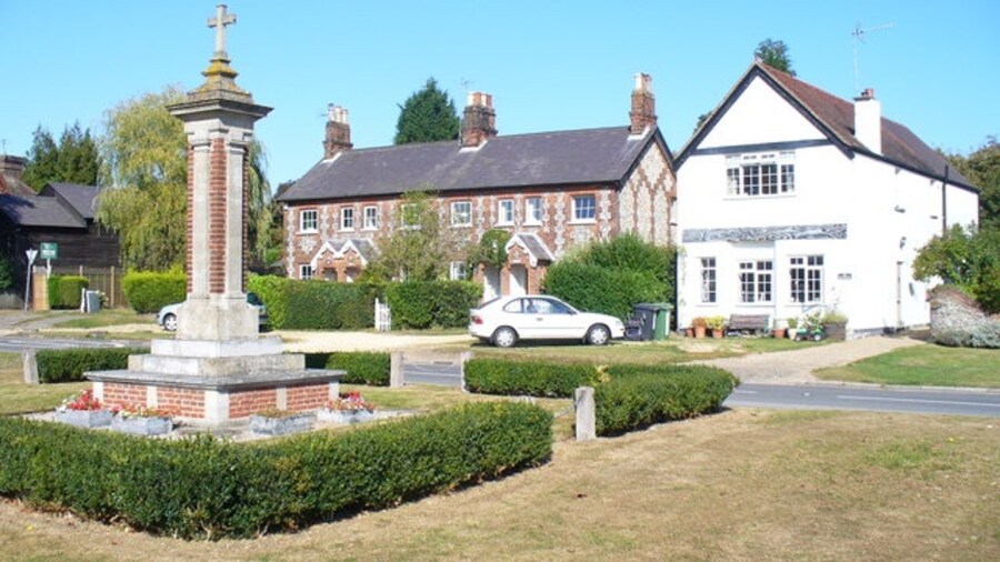 Photo "Chipperfield War Memorial Sited at the north-east corner of the common. Old flint and brick cottages line the roadside." by Colin Smith (Creative Commons Attribution-Share Alike 2.0) / Cropped from original