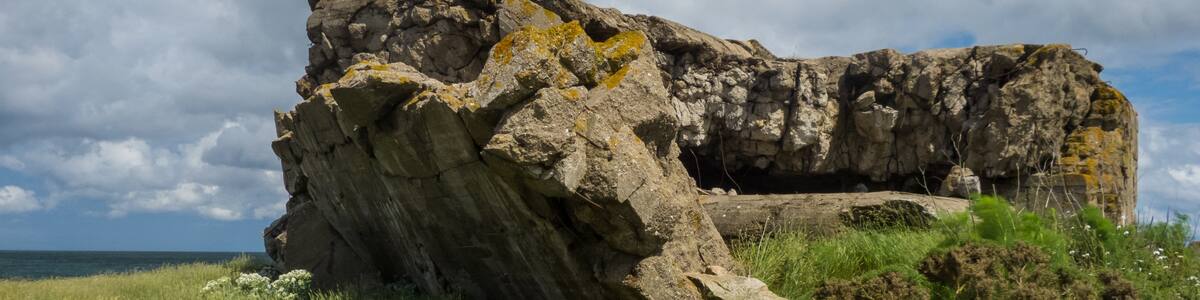 Photo "Impressive remains of a bunker complex directly at the edge of the sea. Absolutely a must see when you're in Normandy!" by Archangel12 (Creative Commons Attribution 2.0) / Cropped from original