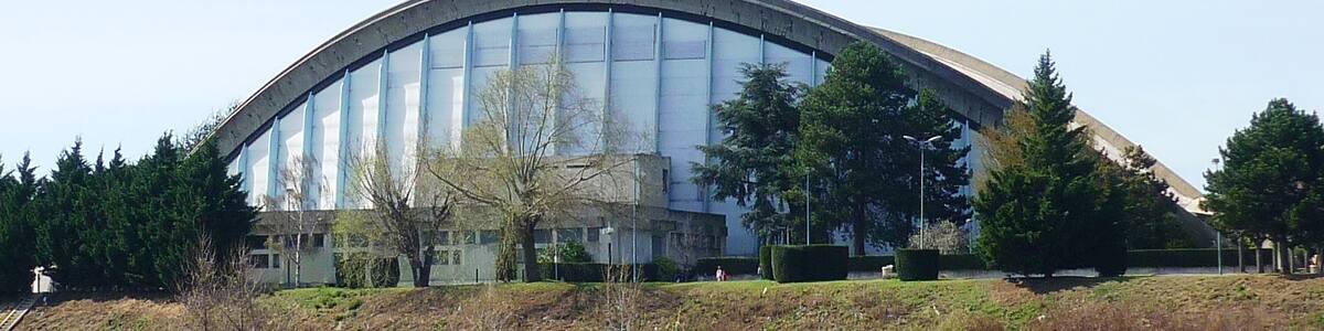 Photo "centre sportif et culturel, sur la pointe Île-des-Vannes de l'île Saint-Denis" by BombyxII (Creative Commons Attribution-Share Alike 3.0) / Cropped from original