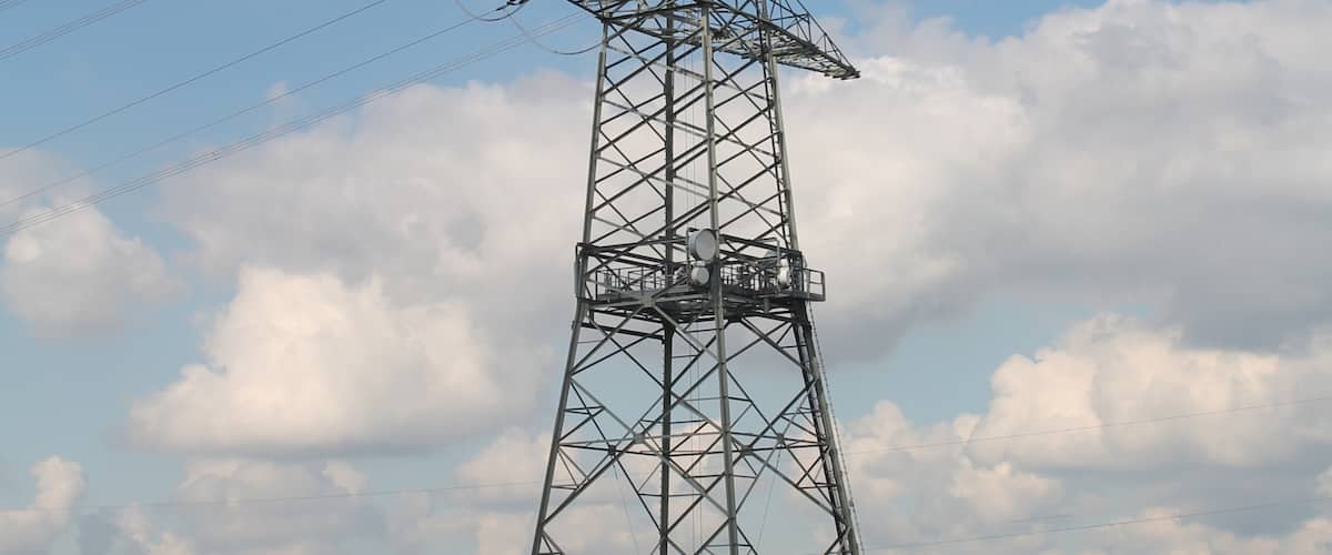 Strainer pylon of 380 kV powerline Philippsburg–Pulverdingen with antennas for mobile phone services, in Vaihingen an der Enz, north of Hochdorf