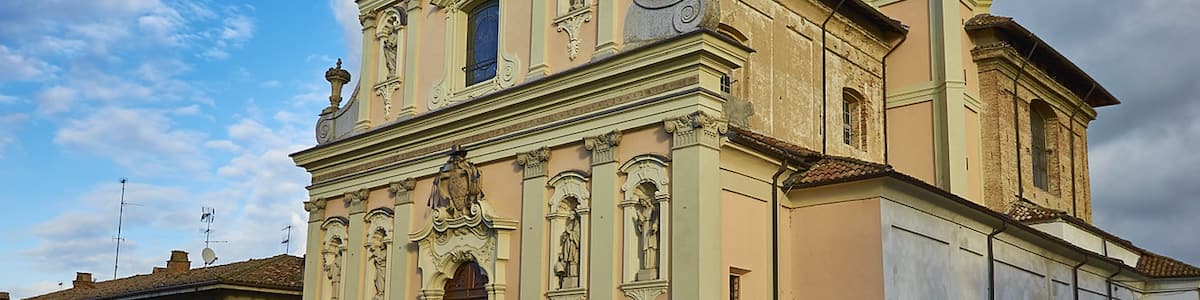 Photo "Chiesa e campanile, Casatisma" by Terensky (Creative Commons Attribution 3.0) / Cropped from original