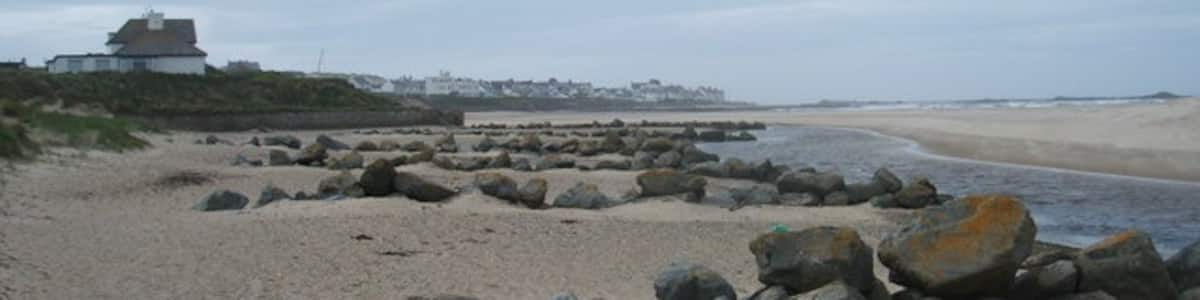 Photo "Boulder beach defences" by Peter Barr (Creative Commons Attribution-Share Alike 2.0) / Cropped from original
