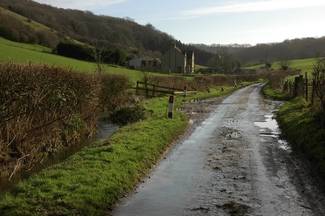 Photo "Hillesley and Tresham" by Philip Halling (CC BY-SA) / Cropped from original