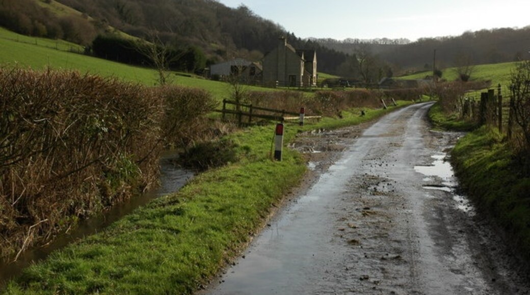 Photo "Hillesley and Tresham" by Philip Halling (CC BY-SA) / Cropped from original