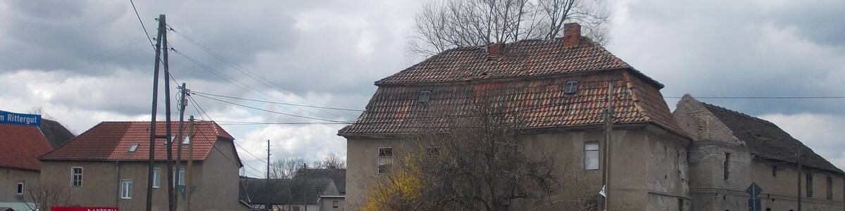 Photo "Zum Rittergut in Zöberitz (Landsberg, district: Saalekreis, Saxony-Anhalt)" by Jwaller (Creative Commons Attribution-Share Alike 3.0) / Cropped from original