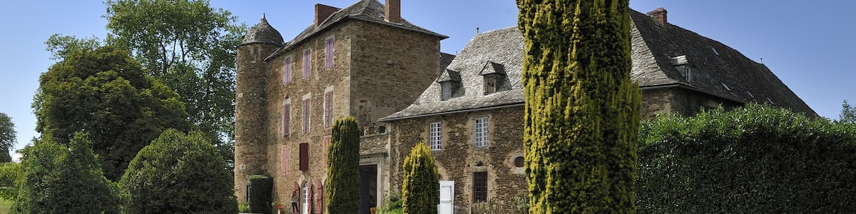Photo "This building is indexed in the Base Mérimée, a database of architectural heritage maintained by the French Ministry of Culture, under the reference PA00093985 ." by Pipobox (page does not exist) (Creative Commons Attribution-Share Alike 3.0) / Cropped from original