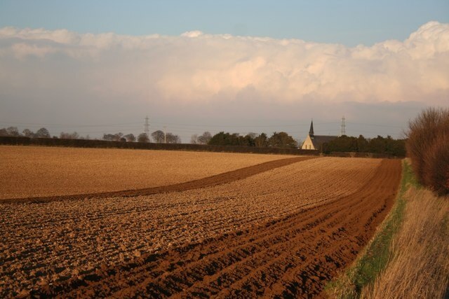 Foto „Temple Bruer mit Temple High Grange“ von Richard Croft (CC BY-SA)/zugeschnittenes Original