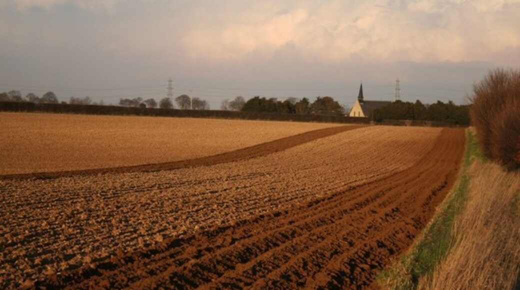 Foto "Temple Bruer com Temple High Grange" de Richard Croft (CC BY-SA) / Recortada do original