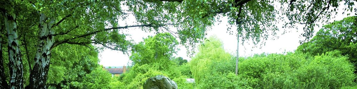 Photo "Addington Long Barrow" by ian freeman (Creative Commons Attribution-Share Alike 3.0) / Cropped from original