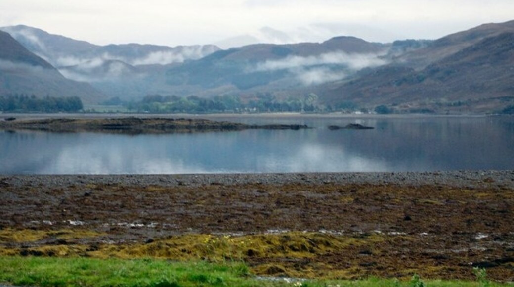 Photo "Lochcarron" by Rob Pedley (CC BY-SA) / Cropped from original