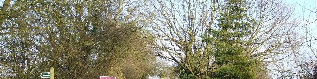 Photo "Under Offer The sale board is for 4.54 acres by private treaty near to Roydon, Norfolk." by Keith Evans (Creative Commons Attribution-Share Alike 2.0) / Cropped from original