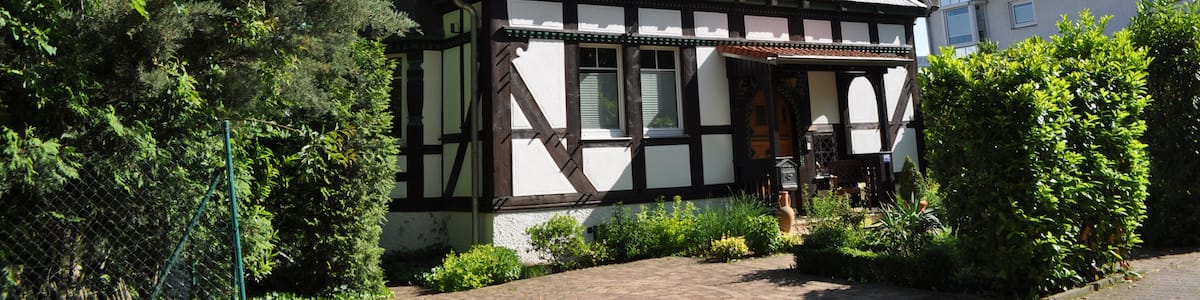 Photo "Niederhöchstadt, Hauptstraße 187" by undefined (Creative Commons Zero, Public Domain Dedication) / Cropped from original