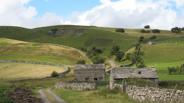 Lane and stone barns above Carperby. Once an important route out of Carperby towards quarries, a limekiln, supplies of turf, and Castle Bolton. Now much used by walkers heading for the hills.