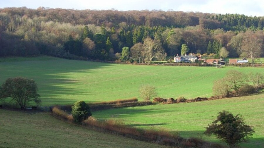 Photo "Bix Bottom A mixture of pastoral and arable land near the foot of the valley. The hedge shows the line of the lane from Middle Assendon. Bix Hall is in the background." by Andrew Smith (Creative Commons Attribution-Share Alike 2.0) / Cropped from original