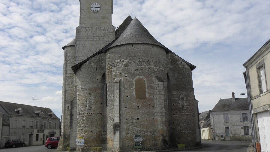 Photo "Église Saint-Martin de Genneteil (49). Chevet." by GO69 (Creative Commons Attribution-Share Alike 4.0) / Cropped from original