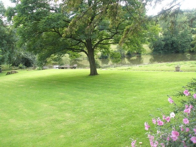 Photo "Stoke St. Milborough" by Basher Eyre (CC BY-SA) / Cropped from original