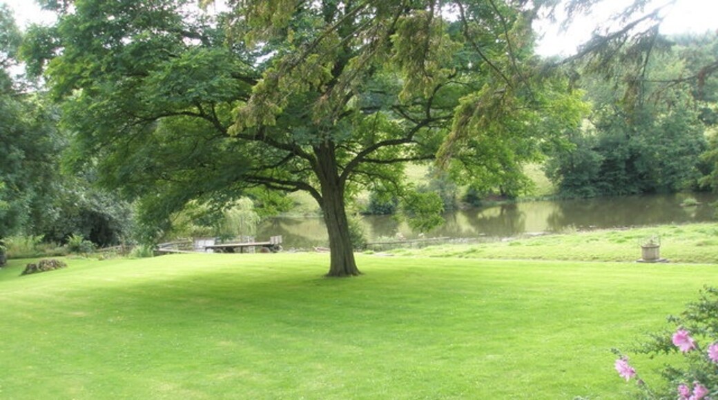 Photo "Stoke St. Milborough" by Basher Eyre (CC BY-SA) / Cropped from original