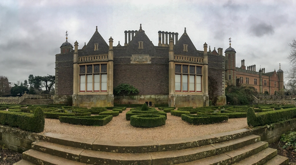 Photo "Charlecote Park" by Mike Peel (CC BY-SA) / Cropped from original
