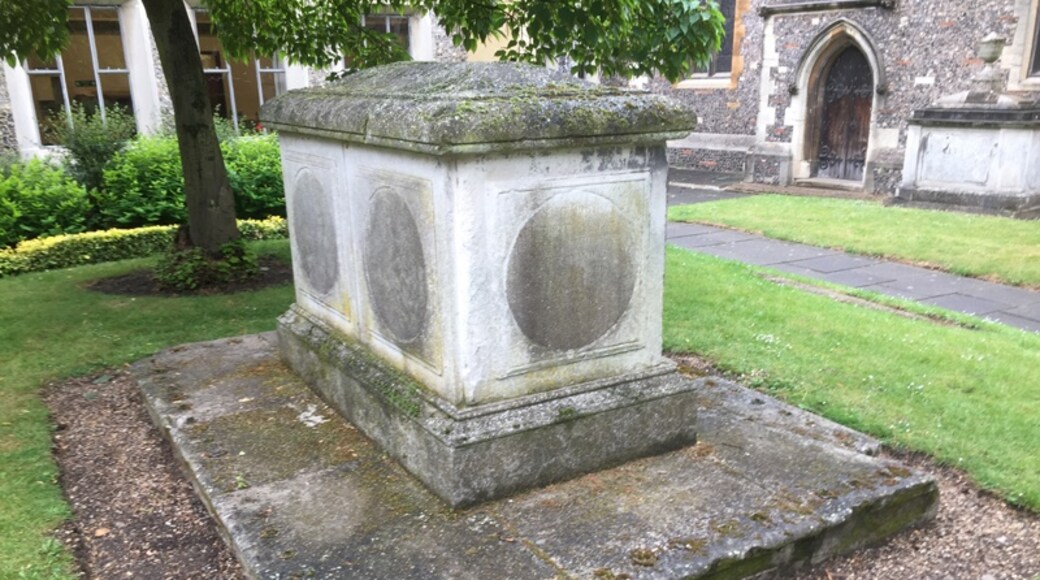 Dundas tomb, in St Mary's churchyard, Watford, Hertfordshire