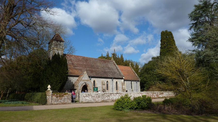 Photo "Church at Hinton Ampner - Perfect Weather" by Adrian Farwell (Creative Commons Attribution 3.0) / Cropped from original