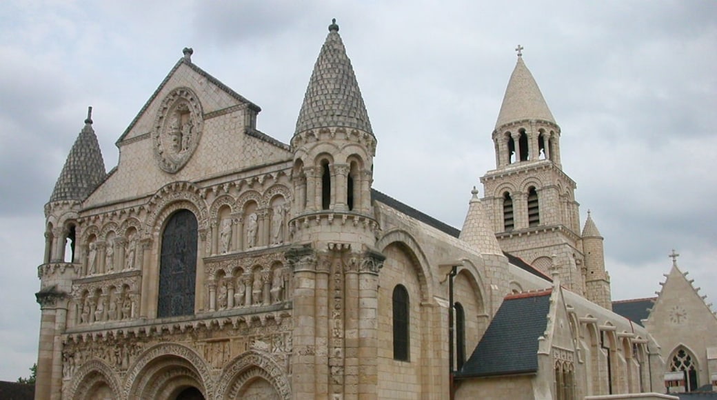 Foto "Iglesia de Notre-Dame-la-Grande" por Farz brujunet (page does not exist) (CC BY-SA) / Recortada de la original