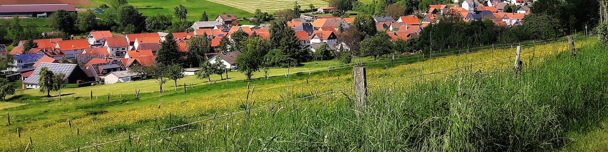 Photo "Blick vom Gederner Weg auf Burkhards" by Tobias Kneip (page does not exist) (Creative Commons Attribution-Share Alike 4.0) / Cropped from original