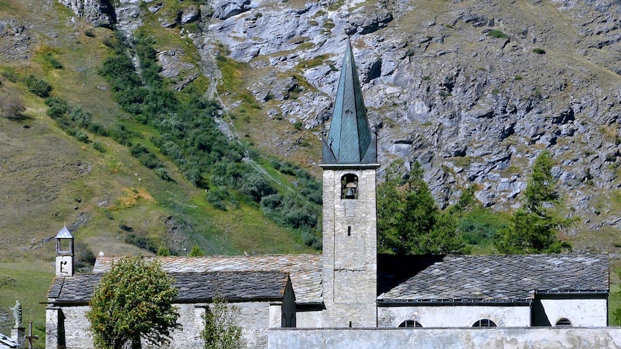 Photo "Sight, in summer, of Saint-Jean-Baptiste church of Bessans in the high Maurienne valley, in Savoie, France." by Florian Pépellin (Creative Commons Attribution-Share Alike 4.0) / Cropped from original