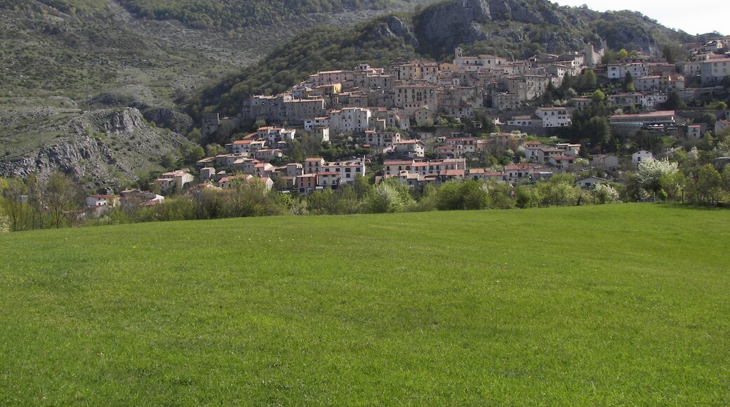 Photo "Fondillo Valley" by gian luca bucci (CC BY) / Cropped from original