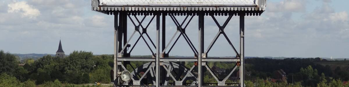 Photo "This building is indexed in the Base Mérimée, a database of architectural heritage maintained by the French Ministry of Culture, under the reference PA59000171 ." by Liondartois (Creative Commons Attribution-Share Alike 3.0) / Cropped from original