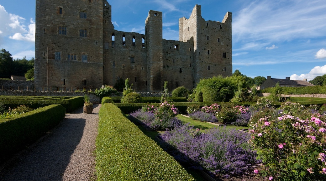 Photo "Bolton Castle" by Paul Lakin (CC BY) / Cropped from original