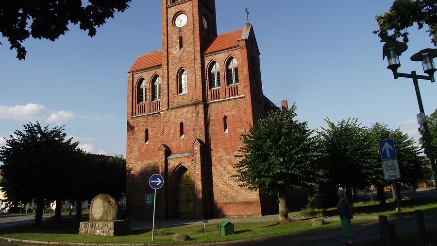 Photo "Kościół w Marienwerder - Niemcy" by rysnal (Creative Commons Attribution-Share Alike 3.0) / Cropped from original