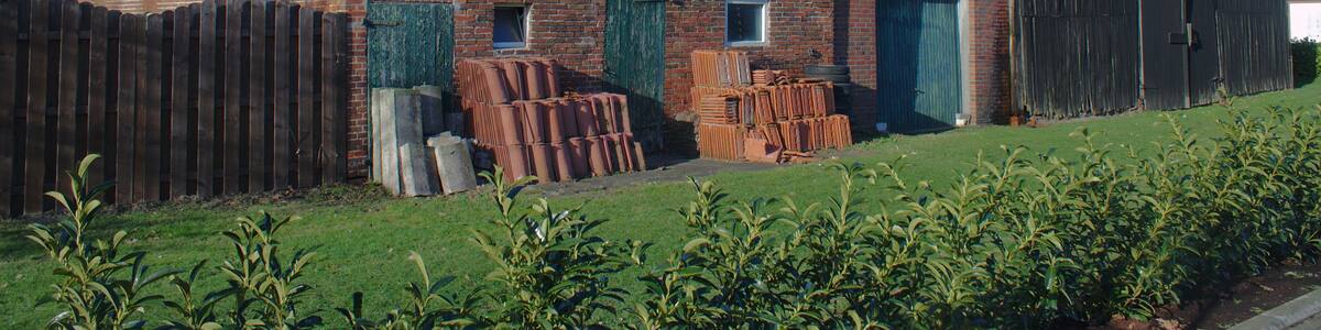 Photo "Barns remaining of a farm in Petersfehn I village, Bad Zwischenahn municipality, Lower Saxony, Germany." by Jacek79 (Creative Commons Attribution-Share Alike 4.0) / Cropped from original