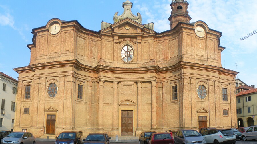Photo "Facciata del Duomo dei S.S. Giovanni Battista e Remigio a Carignano, in provincia di Torino." by Iron Bishop (Creative Commons Attribution-Share Alike 3.0) / Cropped from original