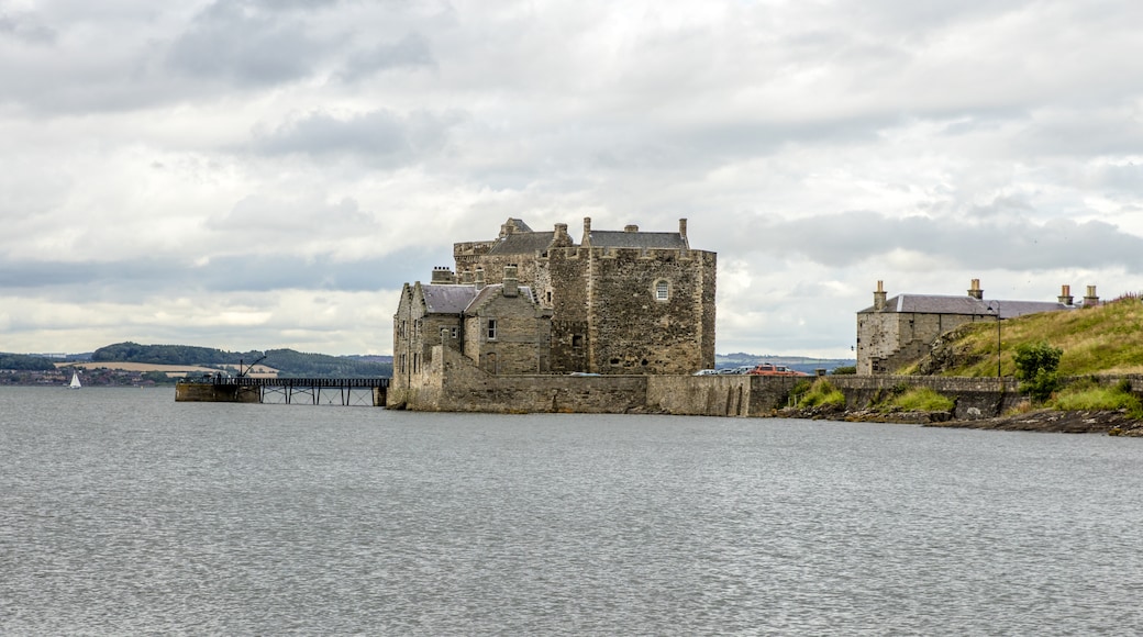 Photo "Blackness Castle" by Godot13 (CC BY-SA) / Cropped from original