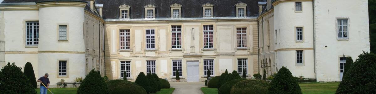 Photo "This building is indexed in the Base Mérimée, a database of architectural heritage maintained by the French Ministry of Culture, under the reference PA00115608 ." by Jpduburcq (Creative Commons Attribution-Share Alike 3.0) / Cropped from original