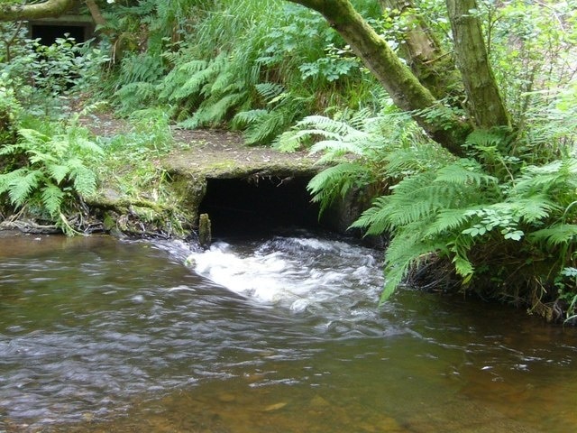 Gore Glen lade The lade provided the necessary drop for the production of hydro-electric power for the Arniston Estate. The engine-house has been abandoned, but the machinery remains in situ.