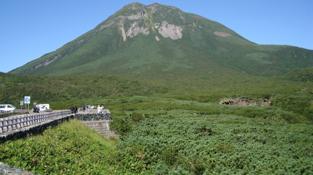 Photo "Mount Rausu" by shinohal (CC BY-SA) / Cropped from original