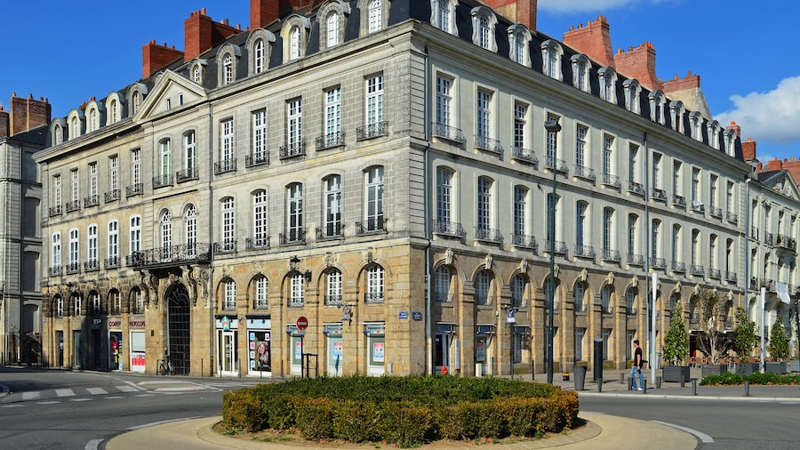 Photo "This building is inscrit au titre des Monuments Historiques. It is indexed in the Base Mérimée, a database of architectural heritage maintained by the French Ministry of Culture, under the reference PA00108672 ." by Selbymay (Creative Commons Attribution-Share Alike 3.0) / Cropped from original