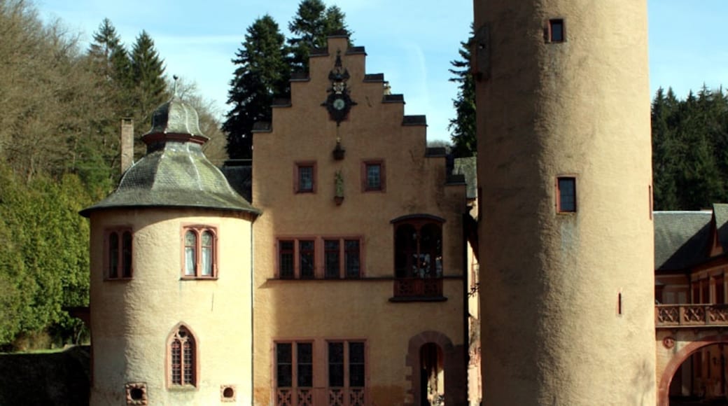 Foto „Schloss Mespelbrunn“ von Adrian Farwell (CC BY)/zugeschnittenes Original