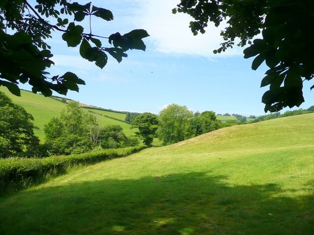 Grazing land east of Boresford Farm The valley is wedged between Harley's Mountain to the left and Oak Hill to the right.