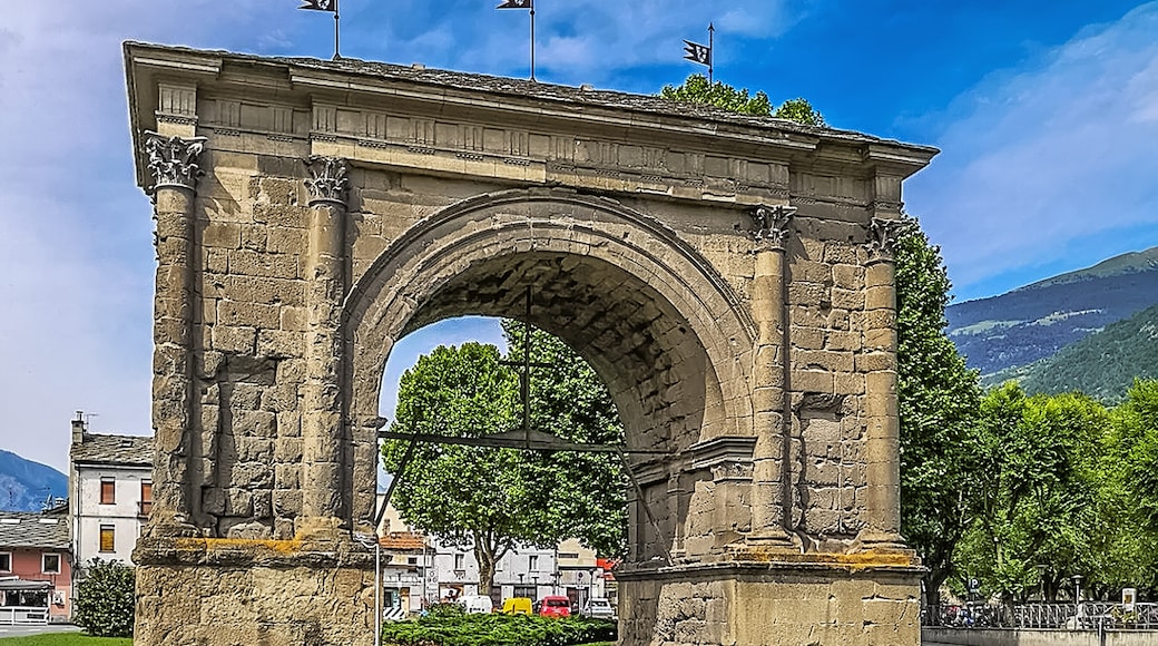 « Arc d'Auguste», photo de Rosalba Vaccamorta (page does not exist) (CC BY-SA) / rognée de l’originale
